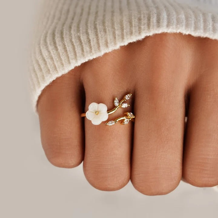 Krystaliczne białe pierścienie kwiatowe