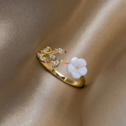 Krystaliczne białe pierścienie kwiatowe