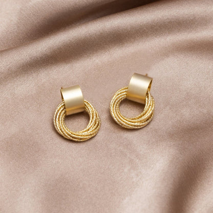 Luksusowe złote kolczyki w kształcie obręczy